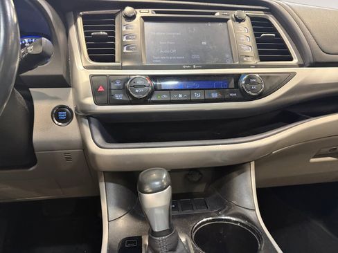 Used 2015 Toyota Highlander XLE FWD image 12