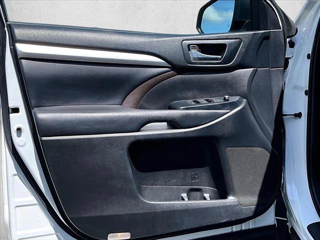 Used 2019 Toyota Highlander XLE FWD image 18