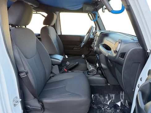Used 2017 Jeep Wrangler Unlimited Sport w/ Connectivity Group AWD/4WD image 18