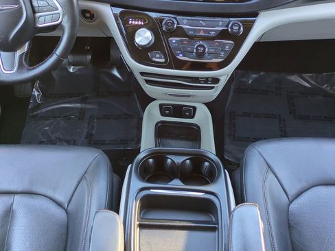 Used 2020 Chrysler Pacifica Touring-L image 18