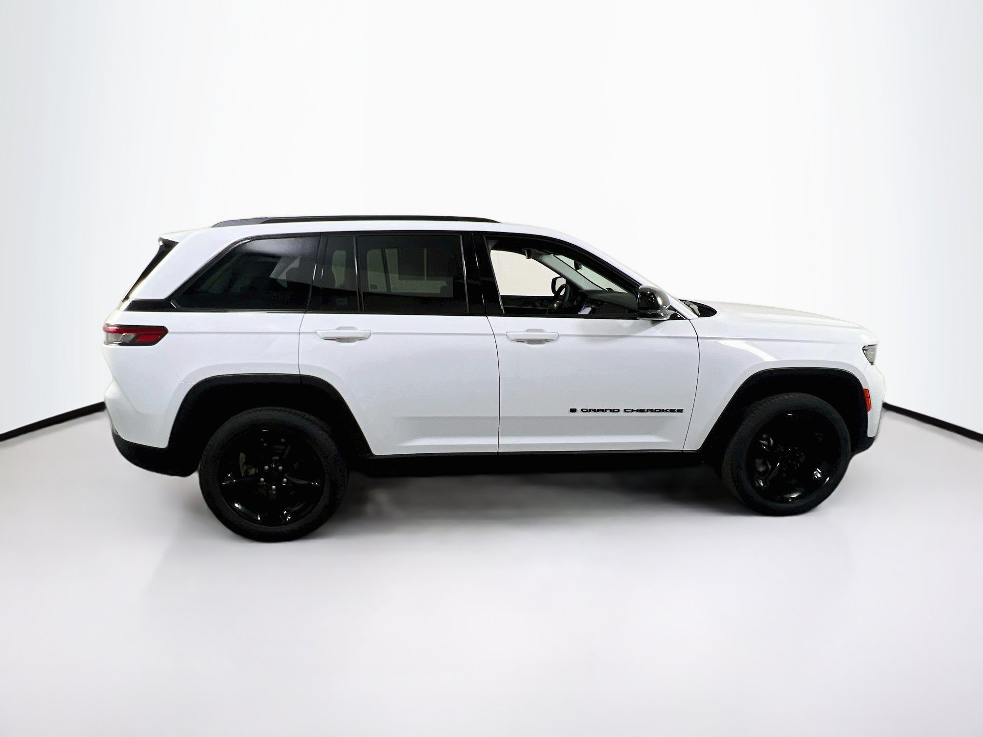 Used 2023 Jeep Grand Cherokee Limited w/ Black Appearance Package AWD/4WD image 4