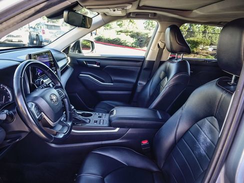 Certified 2023 Toyota Highlander XLE image 22