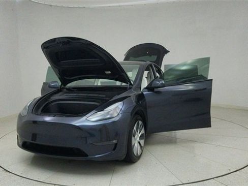 Used 2024 Tesla Model Y Long Range image 75