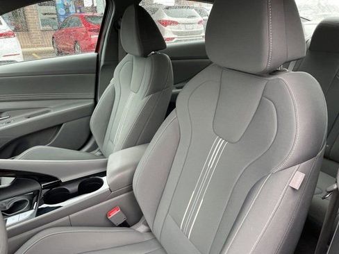 Used 2023 Hyundai Elantra SEL w/ Convenience Package image 9