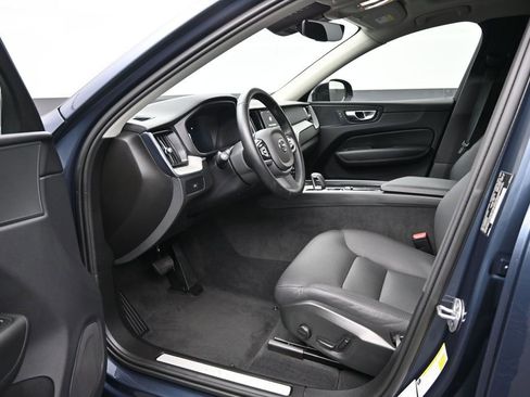 Used 2025 Volvo XC60 B5 Plus AWD/4WD image 9