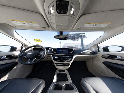 Used 2023 Chrysler Pacifica Limited w/ Uconnect Theater Family Group FWD image 11