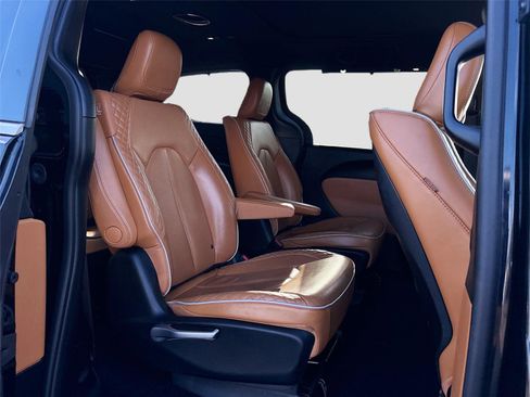 Used 2021 Chrysler Pacifica Pinnacle image 32