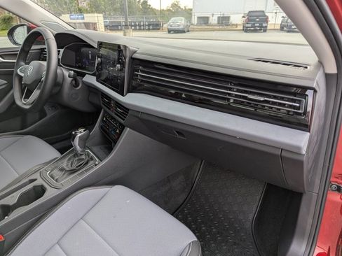 Certified 2025 Volkswagen Jetta SE w/ Sunroof Package image 27