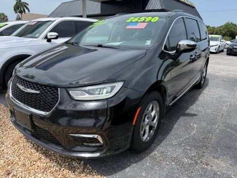 Used 2023 Chrysler Pacifica Limited FWD image 3