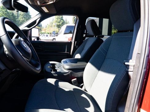 Used 2024 RAM 2500 Tradesman w/ Chrome Appearance Group image 15