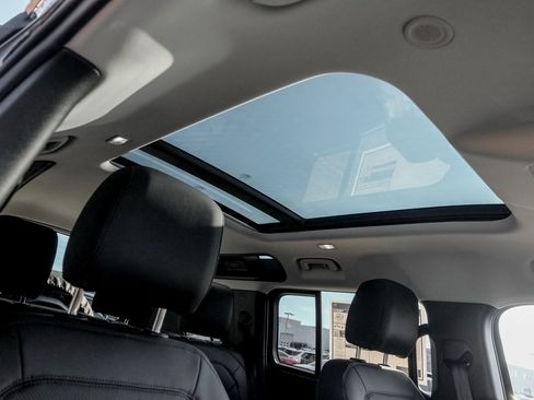 Used 2025 Land Rover Defender 110 S image 22