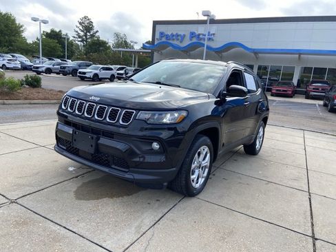 Used 2025 Jeep Compass Latitude AWD/4WD image 4