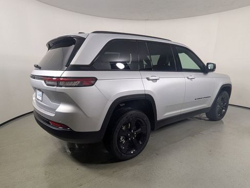 New 2025 Jeep Grand Cherokee Altitude image 8