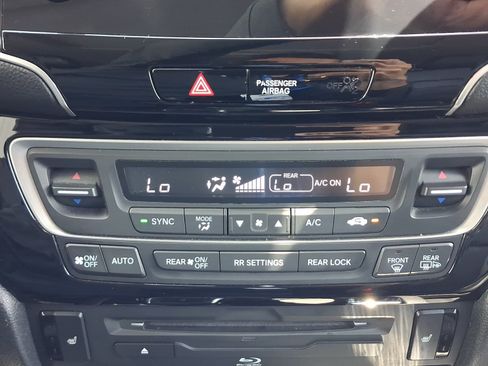 Used 2019 Honda Pilot Touring image 17