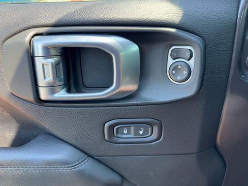 Used 2019 Jeep Wrangler Unlimited Sahara AWD/4WD image 16