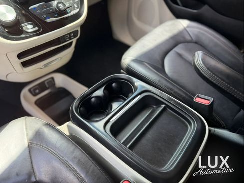 Used 2019 Chrysler Pacifica Touring-L FWD image 36