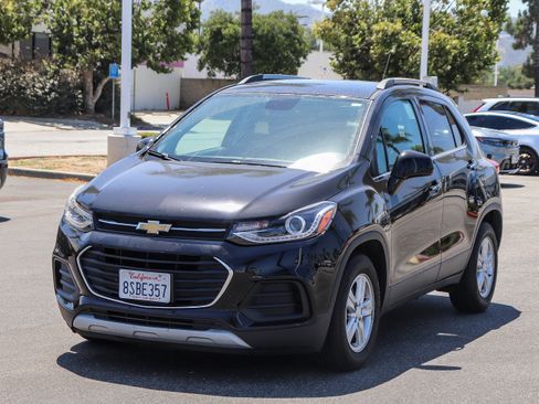 Used 2020 Chevrolet Trax LT w/ LT Convenience Package FWD image 3