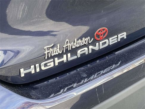Used 2023 Toyota Highlander LE image 11