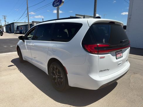 New 2026 Chrysler Pacifica Limited w/ S Appearance Package AWD/4WD image 4