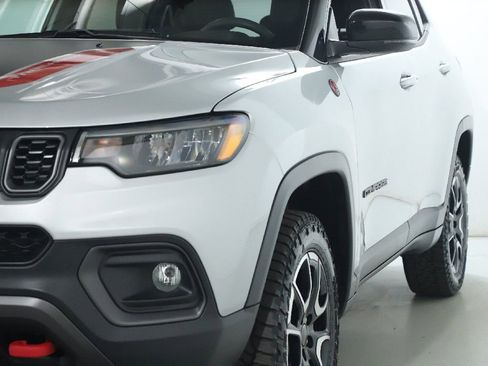 Used 2025 Jeep Compass Trailhawk image 5