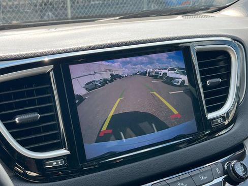 Used 2024 Chrysler Pacifica Touring-L FWD image 21