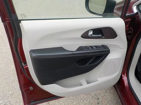 Used 2020 Chrysler Voyager LX image 18