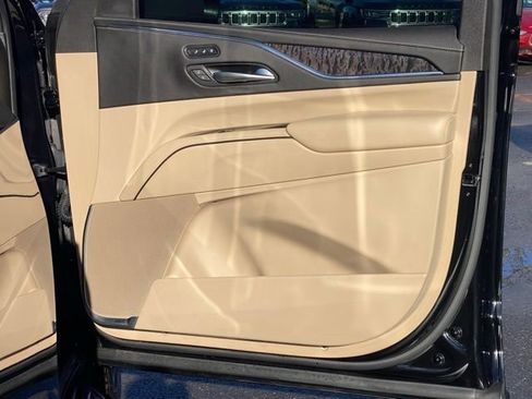 Used 2022 Cadillac Escalade Premium Luxury image 32