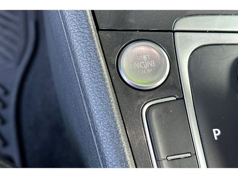 Used 2018 Volkswagen Golf SE image 25