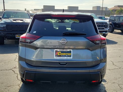 Used 2024 Nissan Rogue S FWD image 3