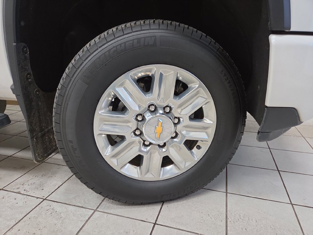 Used 2024 Chevrolet Silverado 2500 High Country w/ High Country Premium Package AWD/4WD image 9