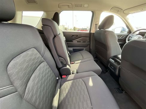 Used 2024 Nissan Pathfinder SV image 16