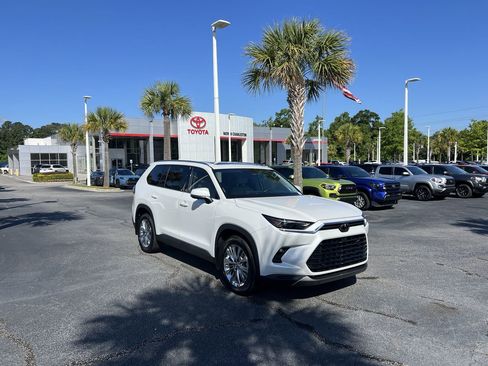Used 2024 Toyota Grand Highlander AWD image 2