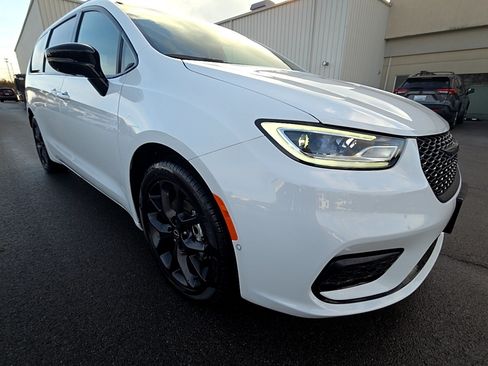 New 2026 Chrysler Pacifica Limited w/ S Appearance Package FWD image 3