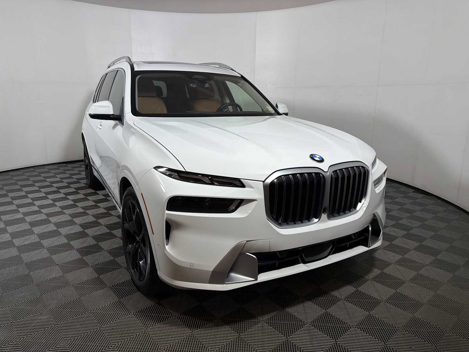 Used 2024 BMW X7 xDrive40i w/ Parking Assistance Package AWD/4WD image 2