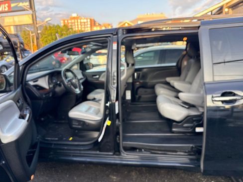 Used 2018 Toyota Sienna Limited Premium AWD/4WD image 5