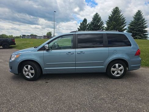 Used 2009 Volkswagen Routan SEL Premium FWD image 2