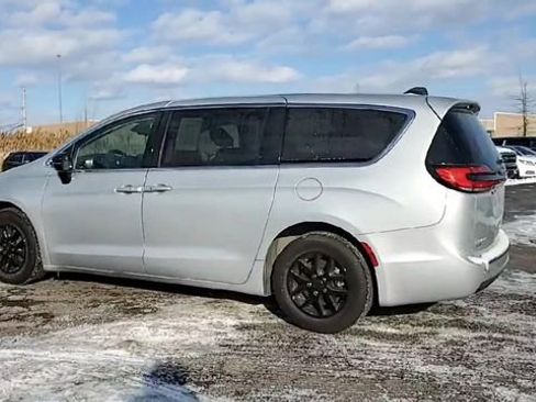 Used 2024 Chrysler Pacifica Touring-L FWD image 6
