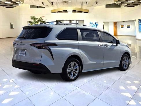 Used 2025 Toyota Sienna XLE w/ XLE Plus Package FWD image 5