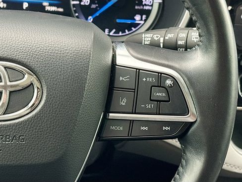 Used 2020 Toyota Highlander XLE FWD image 12