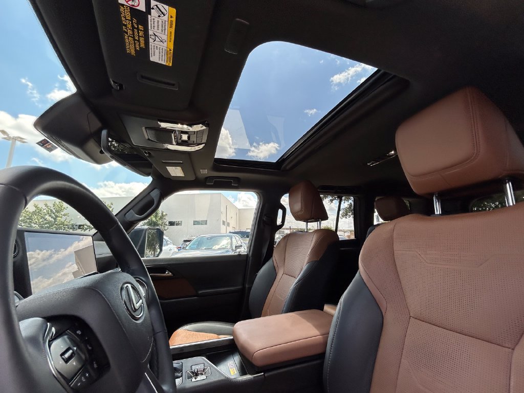 Used 2025 Lexus GX 550 w/ Accessory Package (2T) AWD/4WD image 12