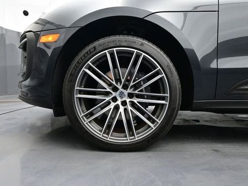 Certified 2025 Porsche Macan AWD/4WD image 6