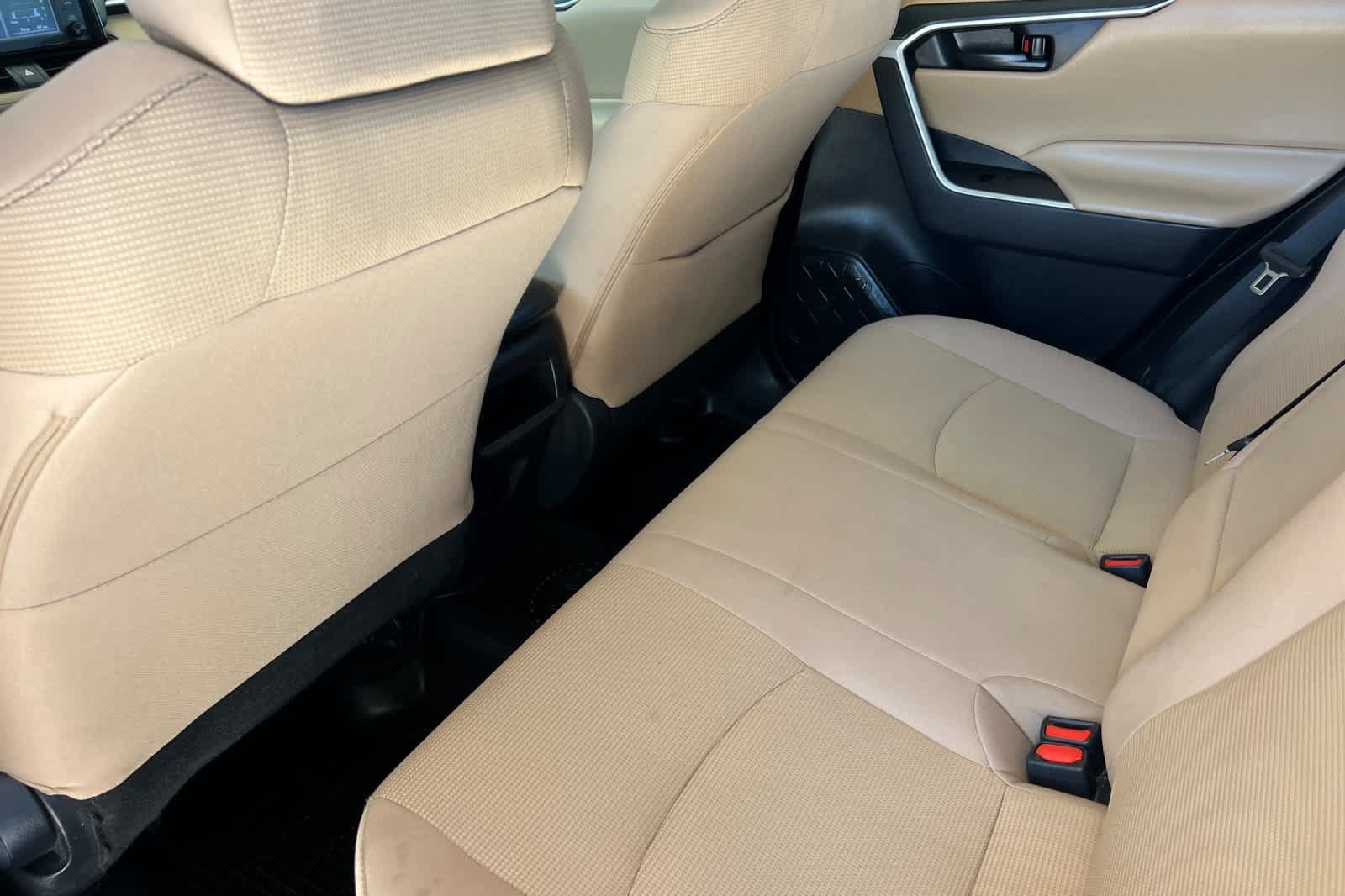 Used 2021 Toyota RAV4 LE FWD image 4