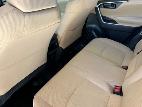 Used 2021 Toyota RAV4 LE FWD image 4