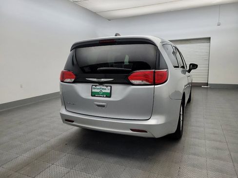 Used 2022 Chrysler Voyager LX FWD image 7