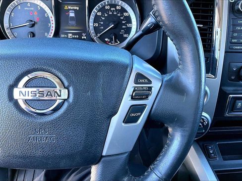 Used 2018 Nissan Titan SL image 19