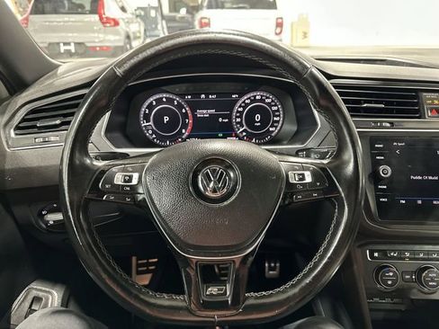 Used 2018 Volkswagen Tiguan SEL Premium w/ R-Line Package image 15