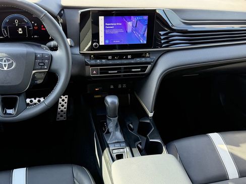 Used 2025 Toyota Camry SE w/ Convenience Package image 17