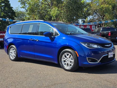 Used 2020 Chrysler Pacifica Touring FWD image 35