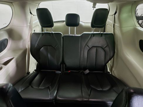 Used 2022 Chrysler Pacifica Touring-L w/ Uconnect Theater Family Group image 28