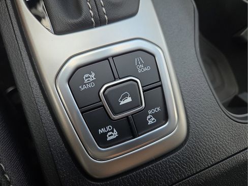 New 2026 Nissan Frontier SV w/ All-Weather Content Package image 18